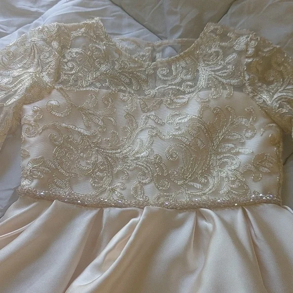 A beautiful formal Chantilly place girls dress size 6 NWOT.